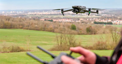 Drone avec caméra pour prise de vue aérienne