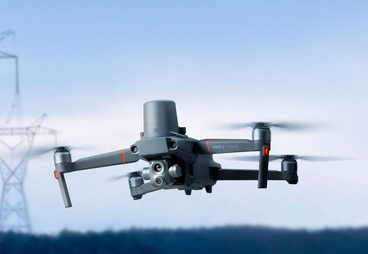 Un pilote de drone pilote le modèle Mavic Enterprise Advanced